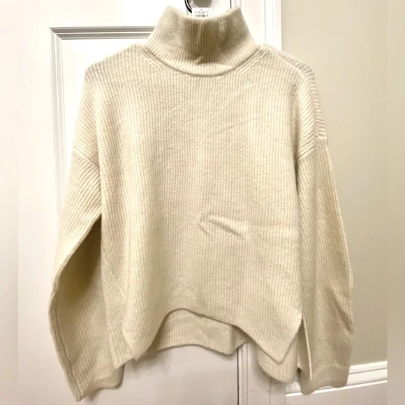 *NWT* Abercrombie Classic Easy Turtleneck Sweater | White | XS - Picture 2 of 6